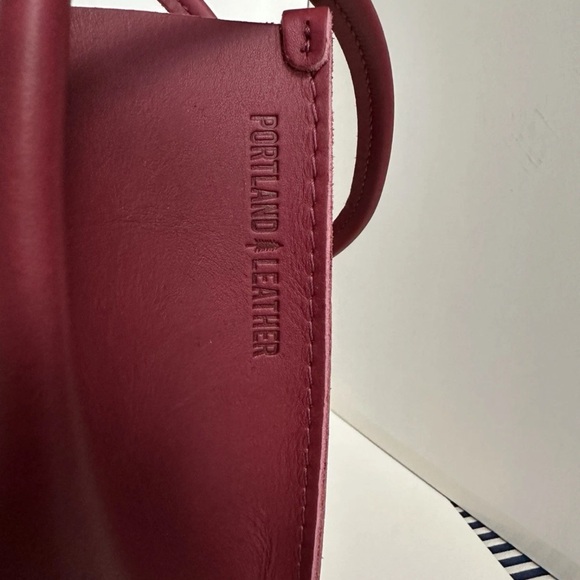 Portland Leather Group Devan Classic Bucket Tote Berry Good - Picture 6 of 8